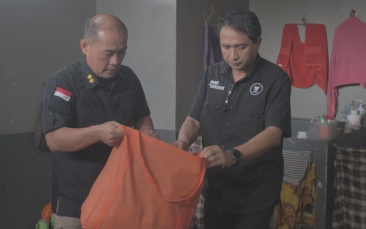 Pertugas gabungan menggeledah ruang tahanan di Lapas Narkotika Kelas II-A Bangli, Bali, Selasa (foto: Gemapos/ antara)