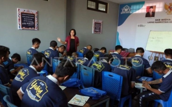 Saat tutor menyampaikan materi pelajaran Pendidikan Pancasila dan Kewarganegaraan (PPKn) kepada puluhan Warga Binaan Pemasyarakatan (WBP) kelas X saat Program Pendidikan Kesetaraan Paket C di Lapas Narkotika Kelas IIA Bangli, Bali (foto: gemabali/ antara)