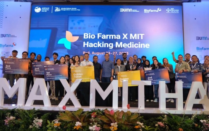 Penyerahan hadiah kepada pemenang kompetisi Bio Farma x MIT Hacking Medicine, Badung, Bali, Senin (foto: gemabali/ antara)
