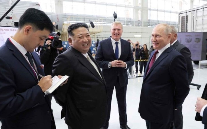 Pemimpin Korea Utara Kim Jong Un (kedua kiri) berbincang dengan Presiden Rusia Vladimir Putin (kanan) saat mengunjungi pusat antariksa Kosmodrom Vostochny di Amur Oblast di kawasan timur jauh, Rusia, Rabu (13/9/2023). Kedua pemimpin sepakat untuk lebih memperkuat kerja sama strategis. (foto:gemapos/ant/KCNA via Reuters)