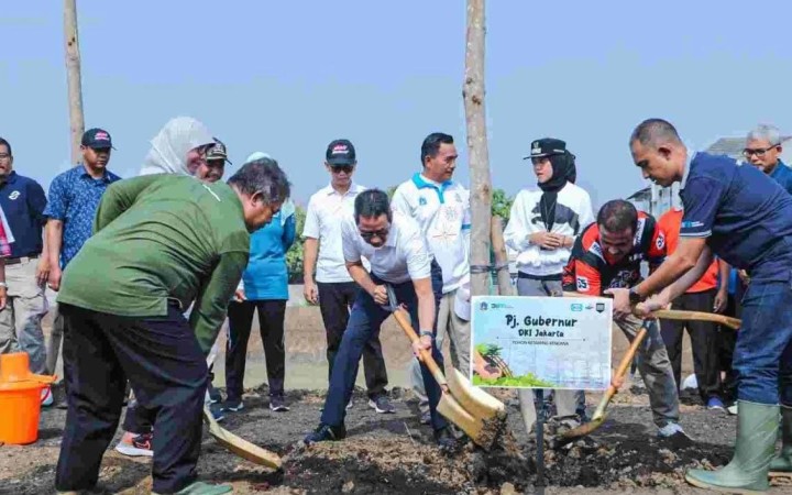 Penjabat Gubernur DKI Jakarta Heru Budi Hartono saat menanam pohon di TPU Waduk Cipayung, Jakarta Timur, Jumat (17/11/2023). (foto: gemapos/antara)