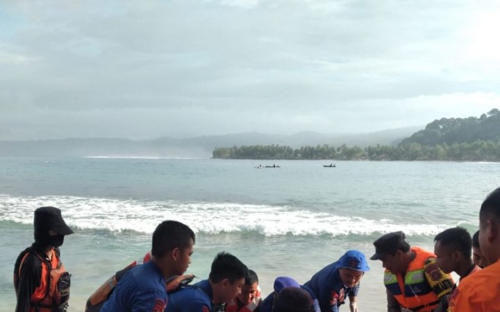 Petugas mengevakuasi jenazah mahasiswa yang terseret ombak di perairan Kabupaten Pesisir Barat, Provinsi Lampung, Sabtu pagi (8/7/2023). (ANT)