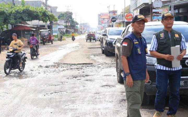Kepala Dinas Bina Marga dan Bina Konstruksi (BMBK) Taufiqullah, menyatakan Pemerintah Provinsi akan segera memperbaiki ruas jalan Bandar Jaya- Simpang Mandala. (foto:beritalampung)
