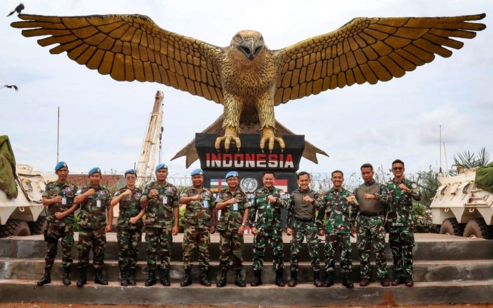 Dansatgas Kizi TNI Konga XXXVII-J Minusca Car foto bersama di depan monumen patung Garuda Indo Eng Coy Camp. (foto: Puspen TNI)