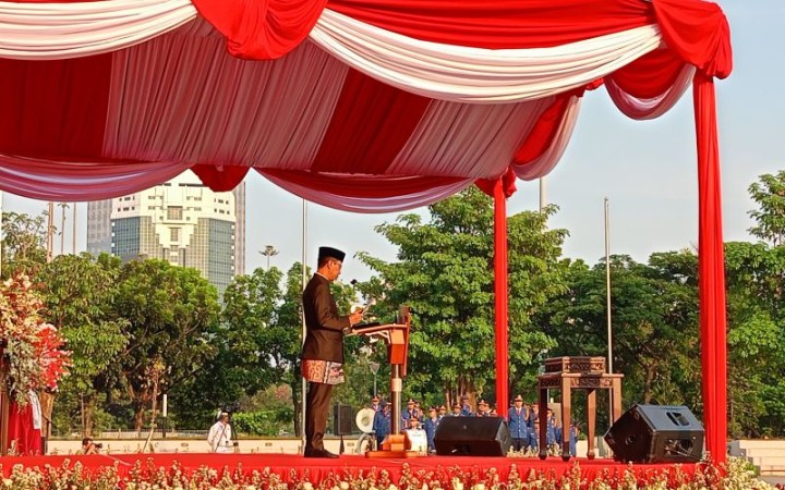 Penjabat (Pj) Gubernur DKI Jakarta Heru Budi Hartono saat menyampaikan amanatnya dalam upacara peringatan Hari Ulang Tahun (HUT) ke-78 Republik Indonesia (RI) di Plaza Selatan Monumen Nasional (Monas)(foto: ant)