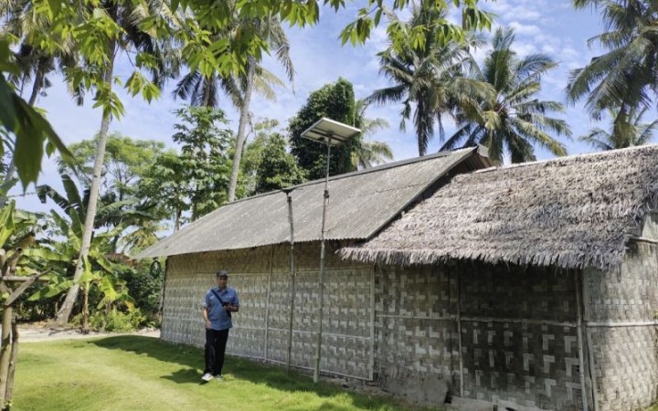 Rumah geribik milik salah satu warga yang belum teraliri listrik dan hanya memanfaatkan panel surya bantuan perusahaan yang ada di Pulau Tegal, Kabupaten Pesawaran (foto: ant)