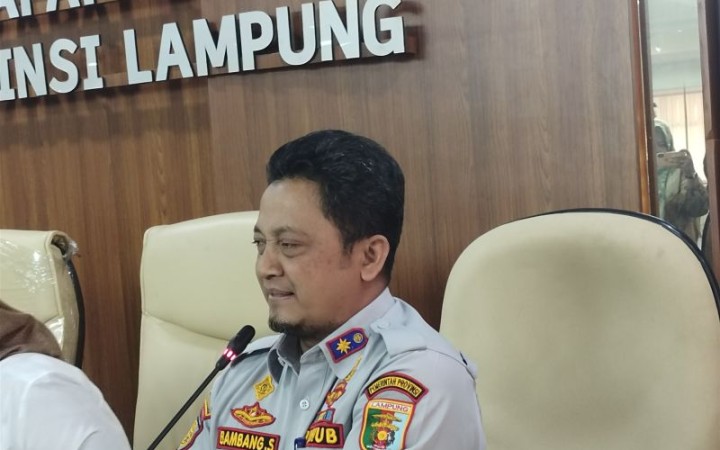 Kepala Dinas Perhubungan Provinsi Lampung Bambang Sumbogo saat memberi keterangan terkait pengendalian kendaraan ODOL di Lampung. (foto: ANTARA)