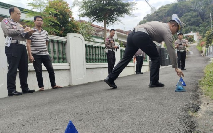 Polisi sedang melakukam olah tempat kejadian perkara (TKP) peristiwa kecelakaan mobil yang diduga milik anggota DPRD Lampung yang menabrak seorang anak kecil hingga tewas. Bandarlampung (foto: ant)