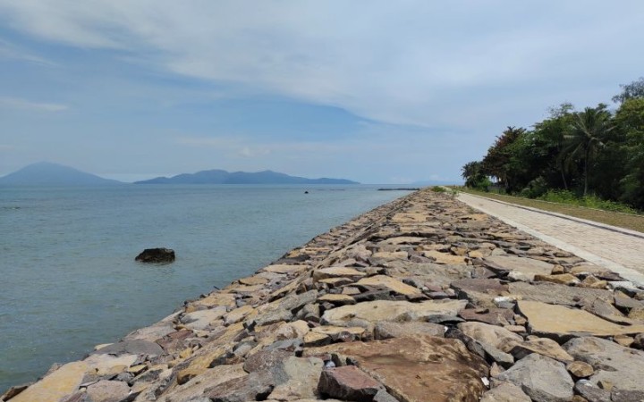 Salah satu lokasi tanggul pengaman pantai yang ada di pantai di Kalianda Kabupaten Lampung Selatan yang berguna untuk menjaga masyarakat pesisir dari tsunami yang pernah terjadi pada 2018 silam. (foto: ant)