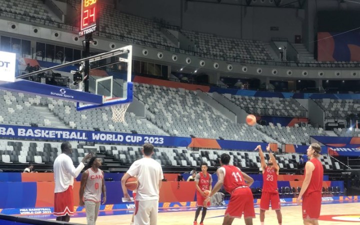 Latihan timnas basket Kanada jelang melawan Prancis pada laga pertama keduanya di Grup H FIBA Basketball World Cup 2023, di Indonesia Arena, kawasan GBK, Jakarta, Kamis (24/8/2023).(foto: ant)