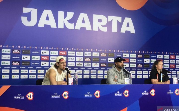 Kapten tim Kanada Kelly Olynk (kiri) dan pelatih Kanada Jordi Fernandez saat mengikuti konferensi pers jelang pertandingan melawan Prancis di FIBA Basketball World Cup 2023 di Indonesia Arena, kawasan GBK, Jakarta, Kamis (24/8/2023).(foto: ant)
