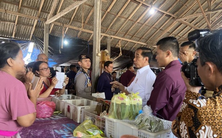 Presiden Jokowi saat memantau harga bahan pokok di Pasar Bulan sambil memberikan bantuan modal kerja bagi pedagang, di Gianyar, Bali, Selasa (31/10/2023). (foto: gemabali/ antara)