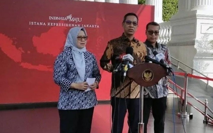 Kepala Sekretariat Presiden Heru Budi Hartono (tengah) menyampaikan keterangan pers di Istana Kepresidenan, Jakarta, Jumat (14/6/2024). (foto: gemapos/antara)
