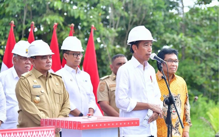 Presiden RI Joko Widodo (Jokowi) Jalan Daerah di Kabupaten Muna, Provinsi Sulawesi Tenggara. Senin (13/5/24). (foto: gemapos/x;@jokowi)