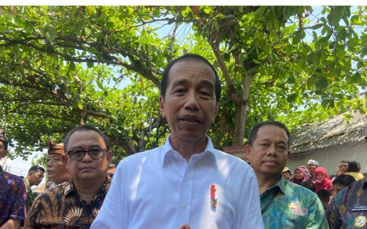 Presiden Jokowi saat diwawancara soal undangan untuk bertemu capres dan cawapres, saat berada di Gianyar, Bali, Selasa (31/10/2023). (foto: gemabali/ antara)