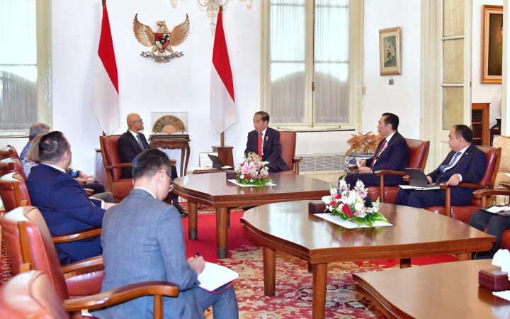Presiden Jokowi menerima delegasi Microsoft di Istana Merdeka, Jakarta, pada Selasa (30/04/2024). (gemapos/BPMI Setpres)