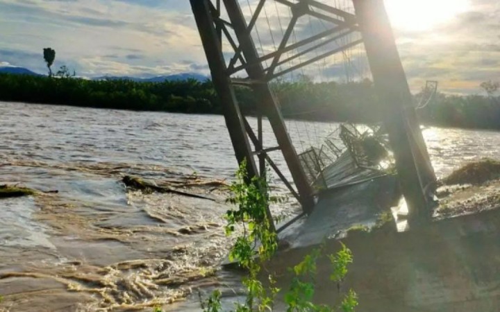 Jembatan Gantung di Kecamatan Ceureumen Rusak parah akibat diterjang banjir setelah diguyur hujan beberapa hari belakangan, Selasa (21/11). (gemapos/Antara)