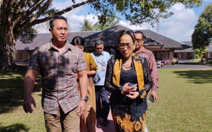 Mantan Panglima TNI Andika Perkasa dengan Sukmawati Soekarnoputri saat mengelilingi Istana Kepresidenan Tampaksiring, Gianyar, Bali, Selasa (12/9/2023). (foto: gemabali/ antara)