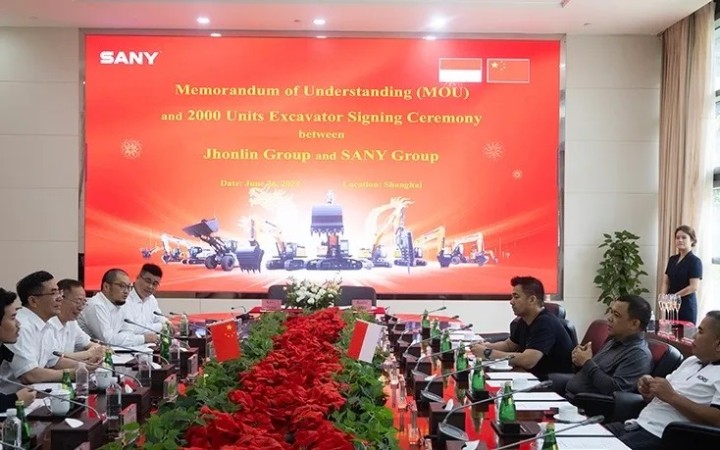 SANY Group (MOU) menyebut pesanan 2.000 ekskavator oleh Jhonlin Group, ditandatangani secara langsung oleh Pemilik Jhonlin Group, Bapak H. Samsudin Andi Arsyad, didampingi oleh Bapak Timothy Savitri selaku partner Jhonlin Group di Shanghai, China, Rabu (26/6/2024). (foto:gemapos.id/sanyglobal.com)