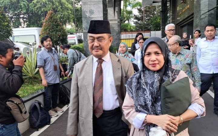 Ketua MKMK Jimly Asshiddiqie (kiri) tiba di Gedung MK sebelum pertemuan tertutup dengan sembilan hakim konstitusi di Gedung MK, Jakarta, Senin, (30/10/2023) (gemapos/ant)