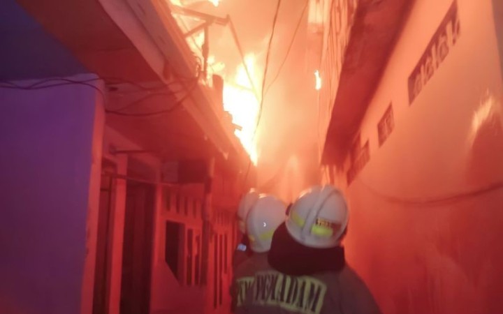 Gulkarmat Jakarta Timur tengah memadamkan api yang menghanguskan 20 unit rumah di Jalan Kayu Jati V No. 42 RT 004/RW 05 Kelurahan Rawamangun, Kecamatab Pulogadung, Jakarta Timur, Kamis dini hari (19/10/2023). (foto: gemapos/ antara)