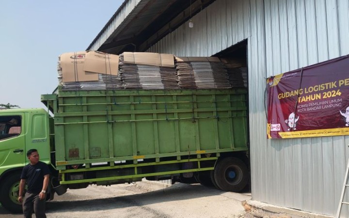 Logistik kotak suara mulai masuk ke gudang yang disiapkan oleh KPU Bandarlampung. Senin, (23/10/2023). (foto: gemapos/ant)