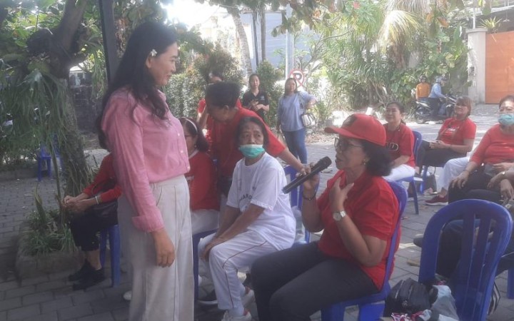 Sejumlah lansia saat berkonsultasi terkait masalah kesehatan mereka dalam agenda Prolanis di Denpasar (foto: gemabali/ antara)