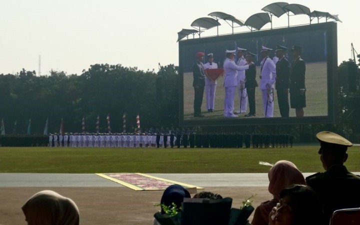 Panglima TNI Laksamana TNI Yudo Margono memberi penghargaan kepada beberapa perwira yang merupakan lulusan terbaik saat upacara pelantikan perwira TNI di Stadion Perkasa Mabes TNI, Jakarta, Rabu (foto: ant)