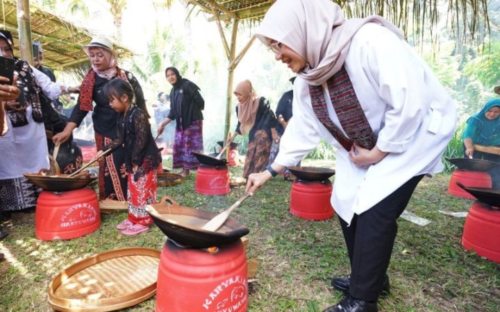 Bupati Banyuwangi Ipuk Fiestiandani menyangrai kopi dalam acara Festival Pesta Rakyat Kopi Gombengsari di Banyuwangi, Jawa Timur. Minggu (foto: ant)