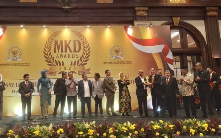 Ketua Mahkamah Kehormatan Dewan Adang Daradjatun saat menyerahkan piala dan sertifikat kepada sembilan anggota DPR RI penerima MKD Awards 2023 di Jakarta, Rabu (27/9/2023). (foto:gemapos/ant)