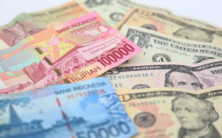Ilustrasi- Mata Uang Rupiah dan Dolar AS (foto: gemapos/ istock)