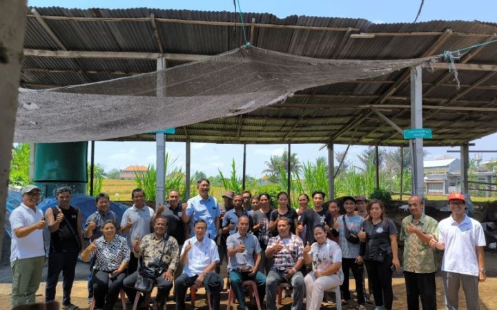 Anggota Dewan Perwakilan Daerah (DPD) Made Mangku Pastika bersama para petani dan pimpinan Simantri dari berbagai kabupaten di Bali (foto: gemabali/ antara)