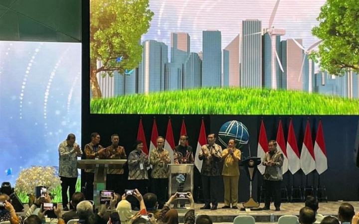 Menteri Koordinator Maritim dan Investasi Luhut Binsar Pandjaitan (ketiga kanan) dalam Peluncuran Bursa Karbon Indonesia di Jakarta, Selasa (26/9/2023). (foto: gemapos/ antara)