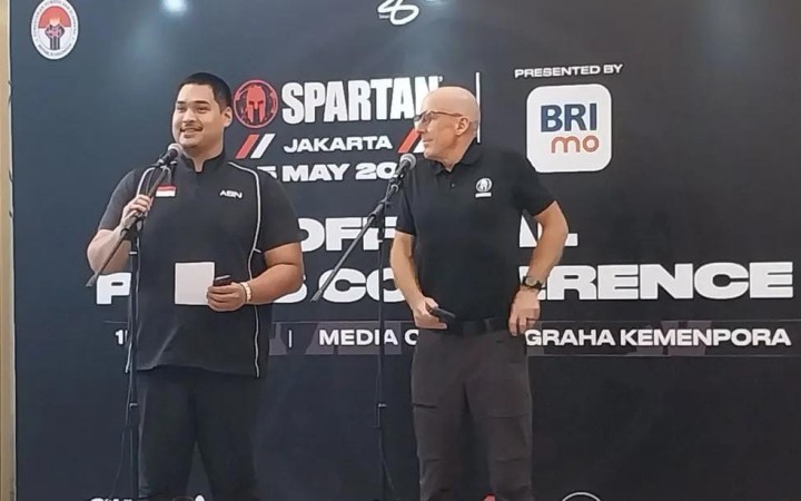 Menteri Pemuda dan Olahraga Dito Ariotedjo (kanan) bersama perwakilan dari Spartan Race Mike Goodwin memberikan keterangan dalam konferensi pers di Jakarta, Rabu (15/4/2024). (foto: gemapos/antara)