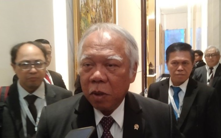 Menteri PUPR Basuki Hadimuljono diwawancarai awak media di sela pertemuan konsultasi kedua jelang Forum Air Dunia (WWF) 2024 di Jimbaran, Kabupaten Badung, Bali, Kamis (12/10/2023). (foto: gemabali/ antara)