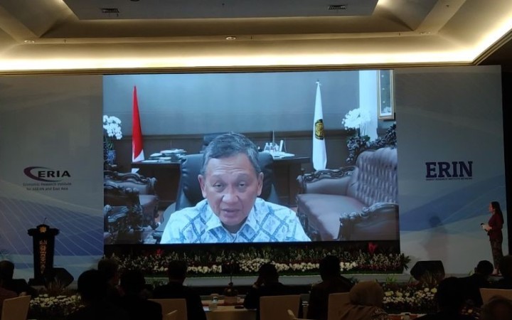 Menteri ESDM Arifin Tasrif memberikan sambutan secara virtual pada Forum Energi Asia Timur di Nusa Dua, Kabupaten Badung, Bali, Senin (21/8/2023). (foto: gemabali/ antara)