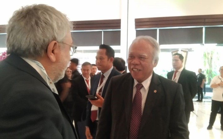 Menteri PUPR Basuki Hadimuljono berbincang dengan salah satu delegasi di sela pertemuan konsultasi kedua jelang Forum Air Dunia (WWF) 2024 di Jimbaran, Kabupaten Badung, Bali, Kamis (12/10/2023). (foto: gemabali/ antara)