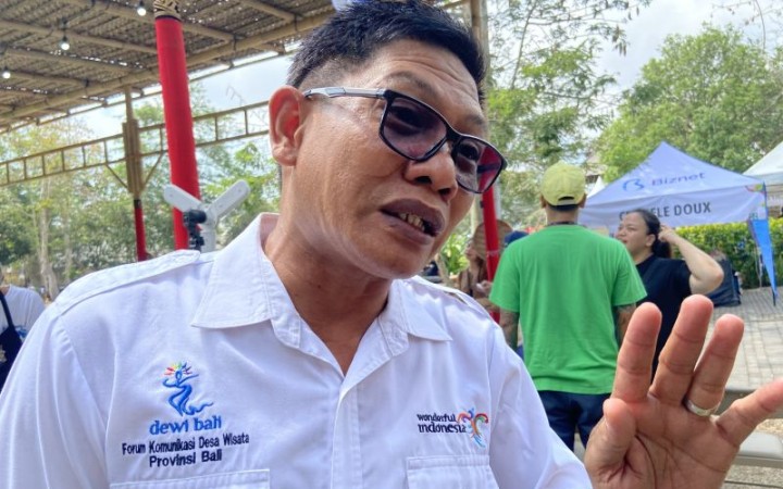 Ketua Forkom Desa Wisata Bali I Made Mendra Astawa saat diwawancara soal masalah sampah di desa wisata, Badung, Sabtu (28/10/2023). (foto: gemabali/ antara)