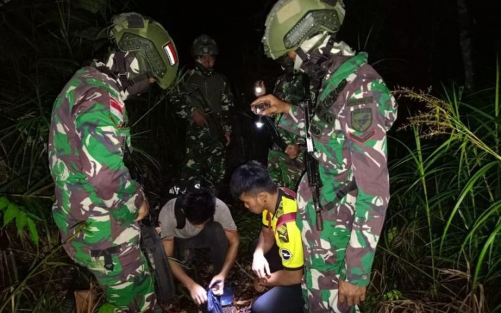 Personel Yonarmer 16/TK menangkap dua orang  WNA asal Malaysia yang membawa satu paket plastik berisi barang diduga narkoba berjenis sabu seberat 10 gram (foto: gemapos/ antara)