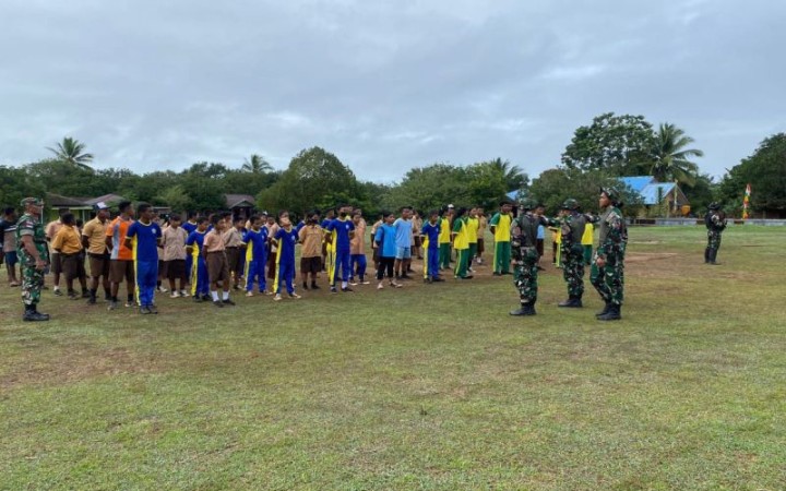 Satgas Yonif 726/Tamalatea memberikan pelatihan baris-berbaris bagi pelajar SMP Negeri 3 Munting di Pos Bupul Kabupaten Merauke, Papua Selatan. (foto: gemapos/ant/HO-Humas Pendam XVII/Cenderawasih)