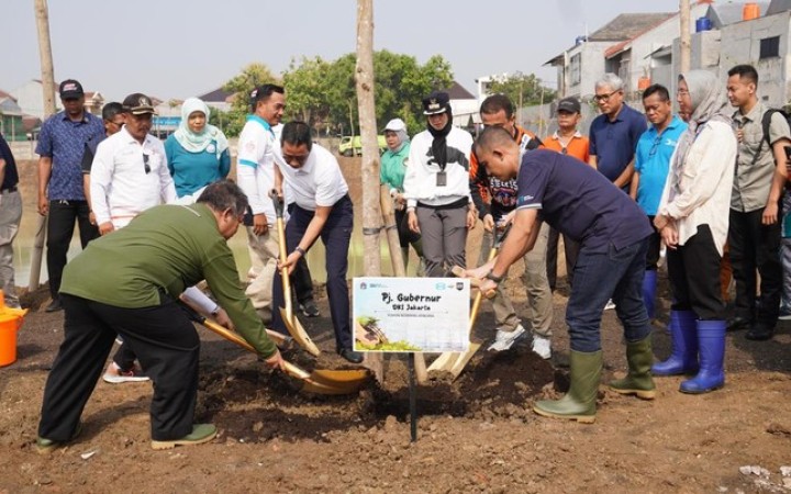 Saat dilakukan penanaman pohon Ketapang Kencana di Waduk Cipayung, Jakarta Timur (foto: gemapos/pt wijaya karya)