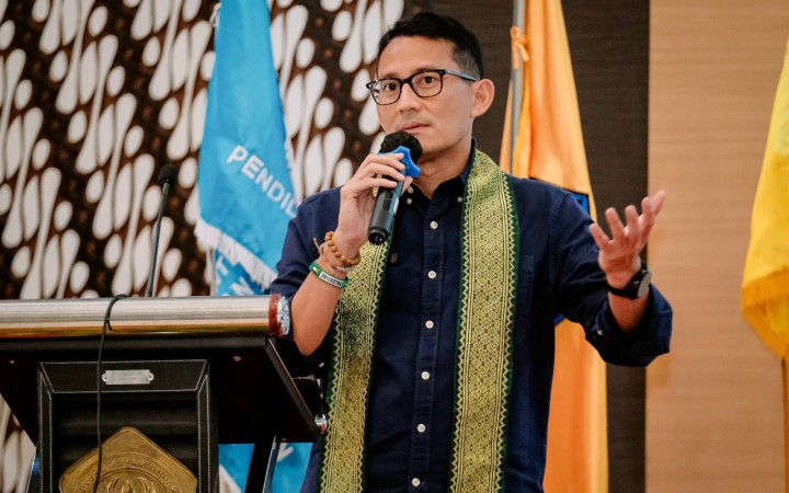 Menparekraf Sandiaga Uno menyapa para peserta Pengukuhan DPP UMKM dan Talkshow Pemberdayaan Pelaku UMKM Ekraf di Pendopo Gubernur Kalbar, Sabtu (18/11/2023). (foto: gemapos/ kemanparekraf)