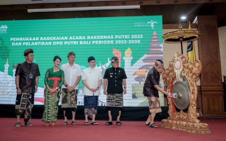 Menparekraf Sandiaga Salahuddin Uno saat membuka rangkaian acara rakernas Putri 2023 dan pelantikan DPD PUTRI Bali periode 2022-2026, (16/11/2023). (foto gemabali/kemenparekraf)