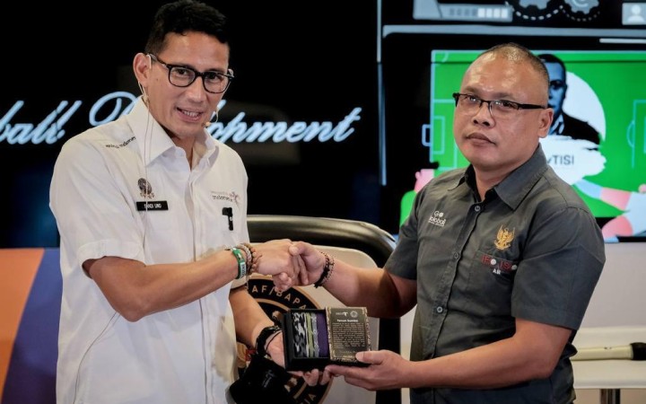 Sandiaga Salahuddin Uno mengapresiasi program MyTISI yang menyelenggarakan Annual Event Sport Tourism yaitu IFC di Bali saat The Weekly Brief With Sandi Uno, Jakarta, (20/11). (foto: gemabali/kemenparekraf)