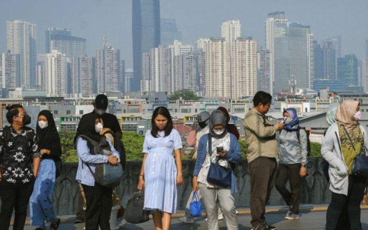 Sejumlah warga memakai masker untuk menghindari dampak polusi udara saat menunggu kereta di Stasiun Manggarai (foto: ant)