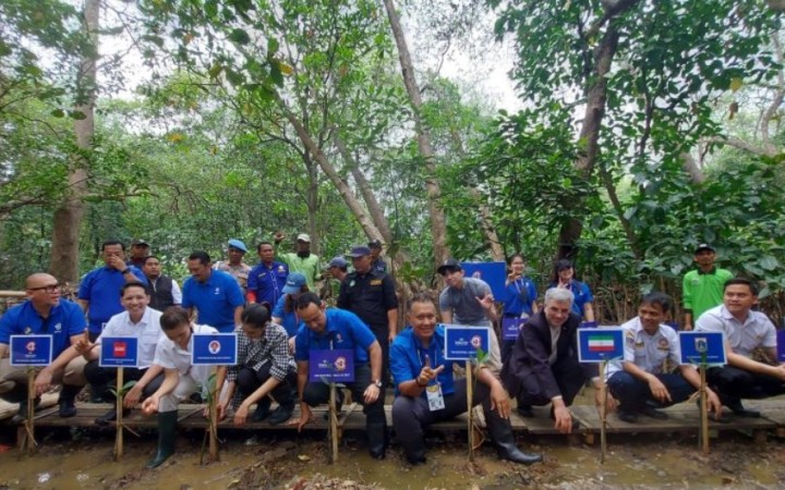 56 Pohon Mangrove Ditanam Gantikan Jejak kKrbon Pesawat Peserta FBWC (foto: ant)