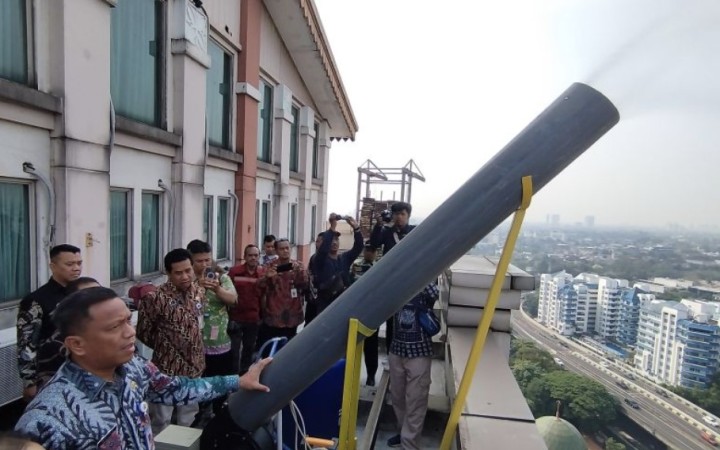 Wali Kota Jakarta Selatan Munjirin meninjau pengoperasian mesin "water mist" di atap Kantor Wali Kota Jakarta Selatan, Kamis (7/9/2023). (foto: ant)