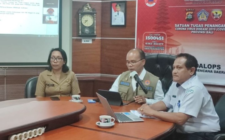 Kalaksa BPBD Bali dan Kasatgas Penanganan COVID-19 Bali I Made Rentin saat bicara soal COVID-19 di Denpasar (foto gemabali/ antara)
