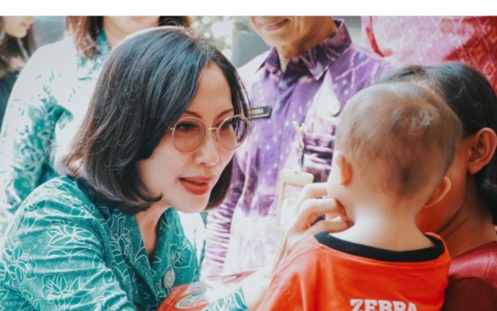 Penjabat Ketua TP PKK Bali Ida Mahendra Jaya saat mengunjungi balita berisiko stunting di Tabanan, Denpasar, Bali, Minggu (29/10/2023). (foto: gemabali/antara)