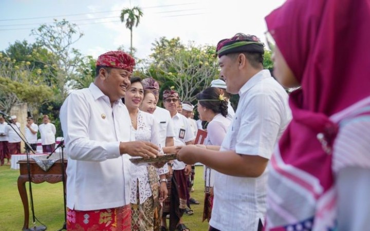 Bupati Gianyar I Made Mahayastra melantik pegawai pemerintah dengan perjanjian kerja (foto: gemabali/ antara)